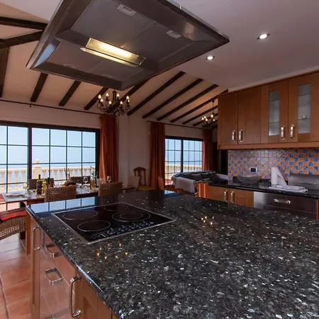 Villa El Mirador 6 Bedrooms *